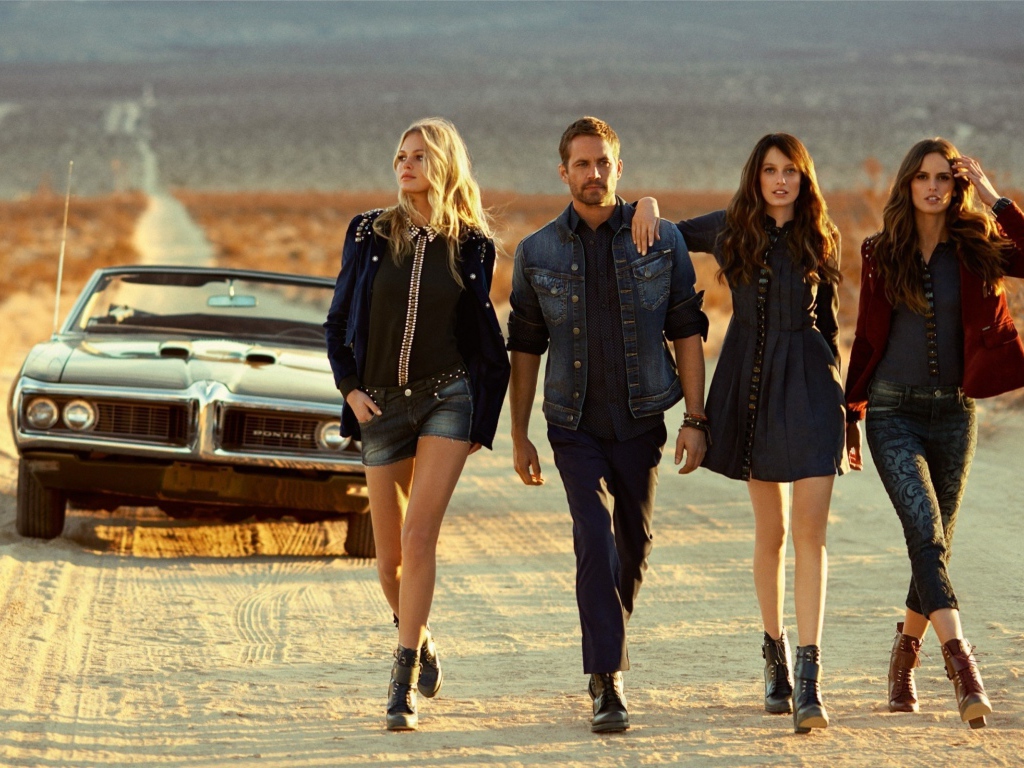 Пол Уокер с девушками из фильма Форсаж 7