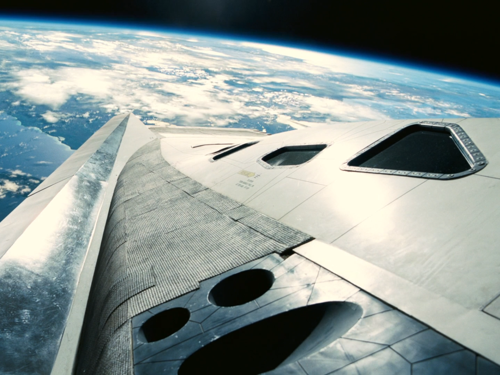 Корабль из фильма Интерстеллар над планетой