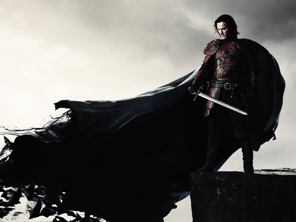 Персонаж фильма Дракула в черной накидке