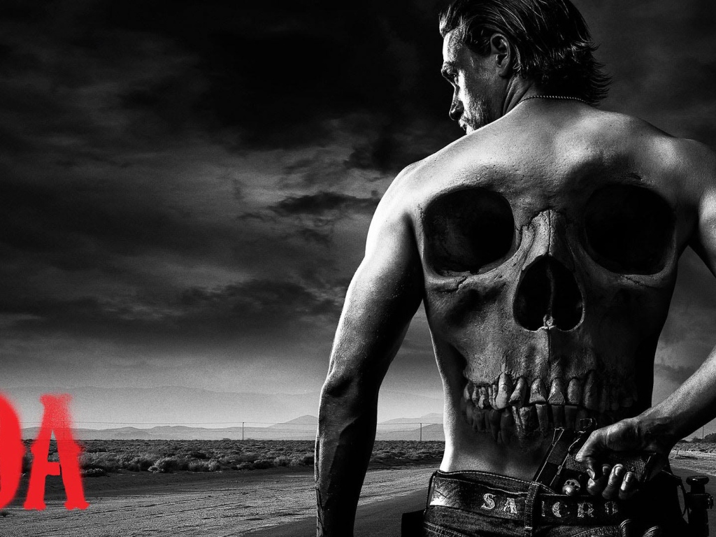 Череп на спине героя сериала Сыны анархии