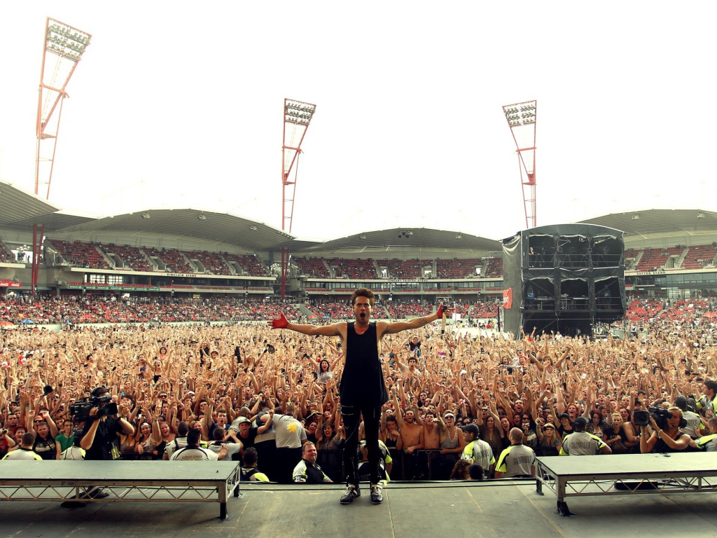 Исполнитель Джаред Лето на фоне стадиона