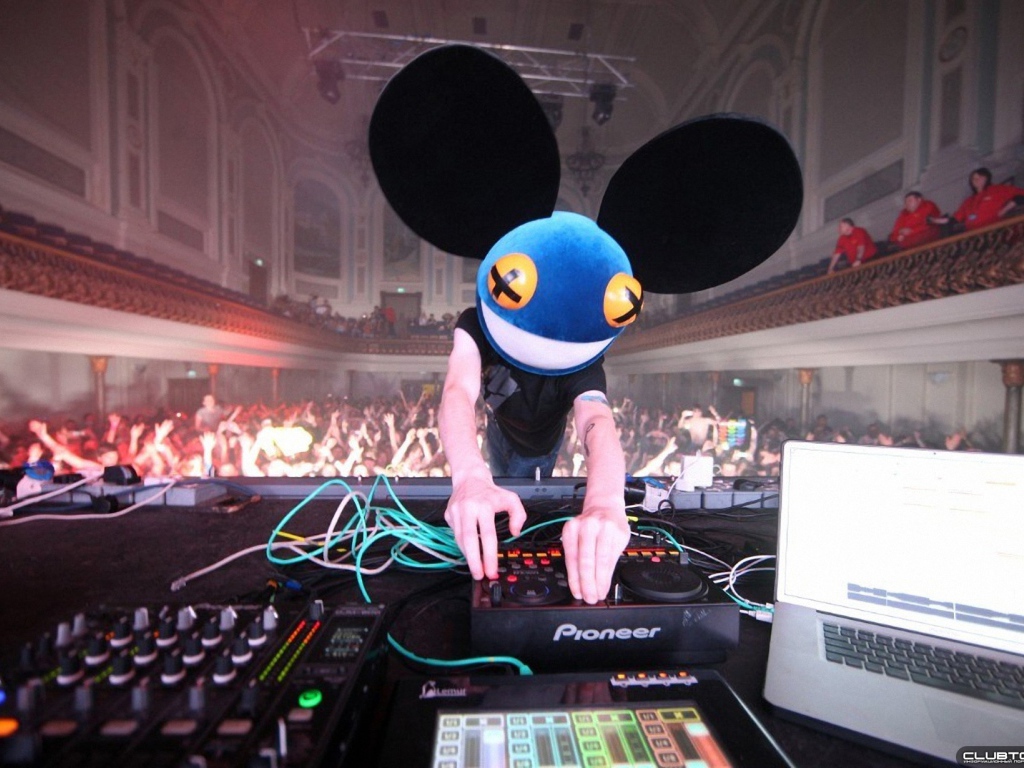 Диджей в шапке Микки Мауса