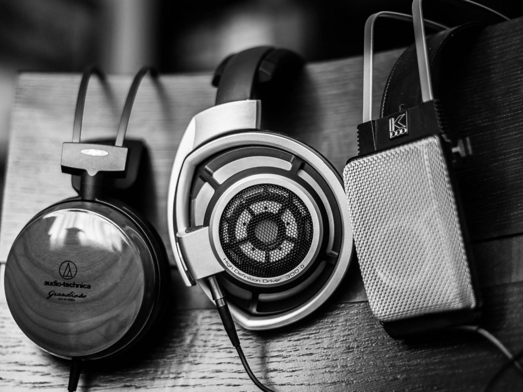 Разные наушники висят на спинке стула