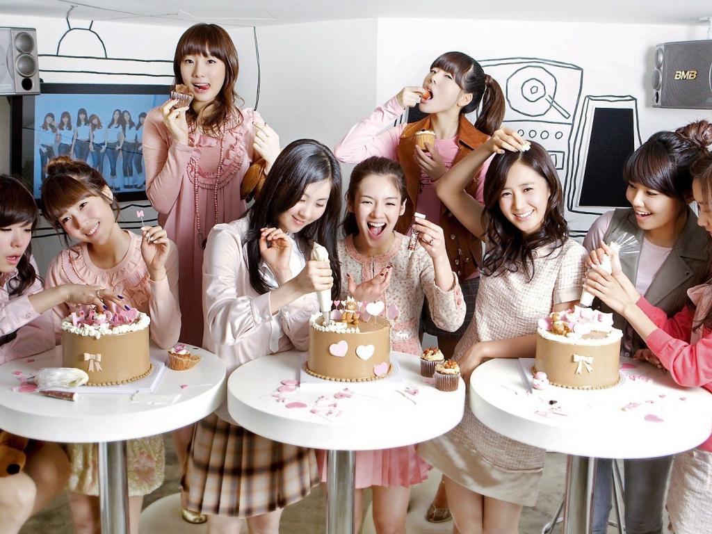 Девушки из группы Girls’ Generation кушают торты