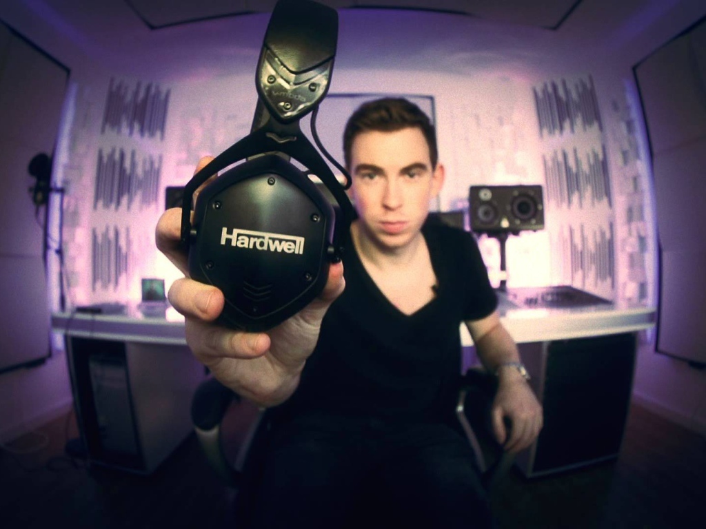 Музыкант держит в руке наушники Hardwell