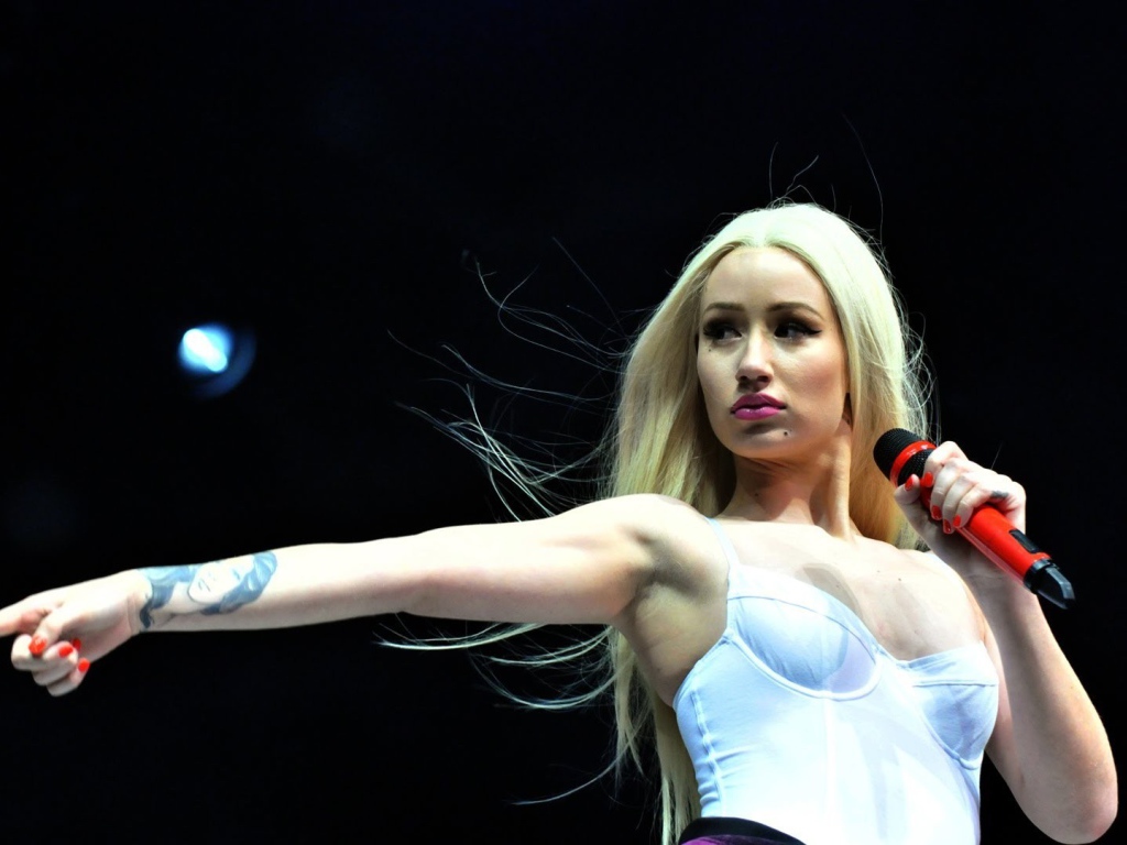 Популярная певица Игги Азалия