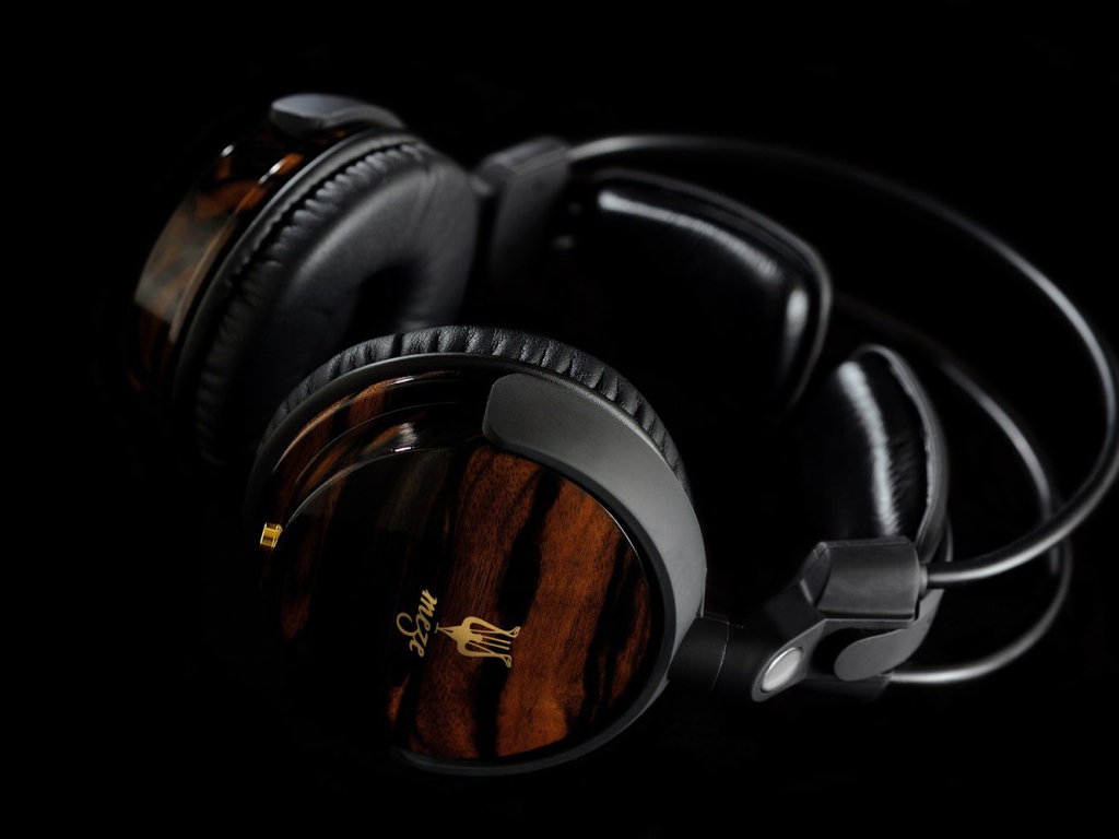 Королевские наушники на черном фоне