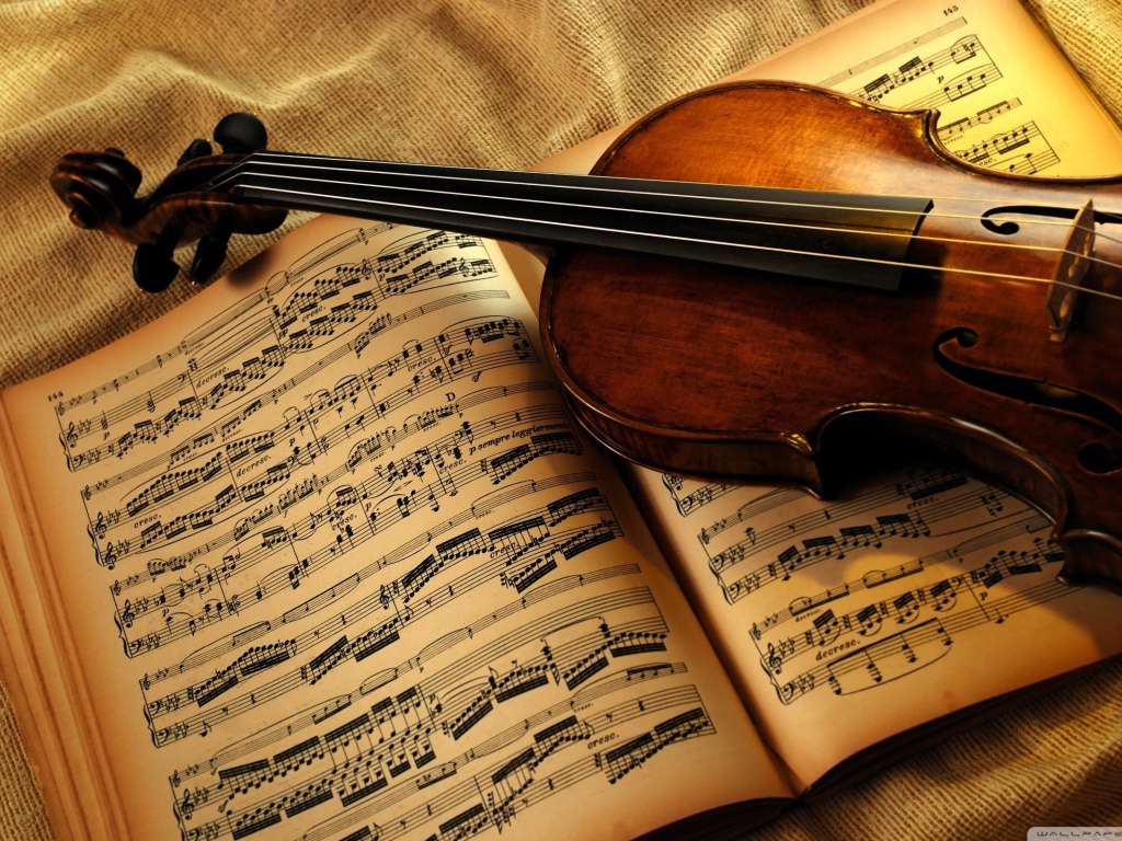 Скрипка на книге с нотами