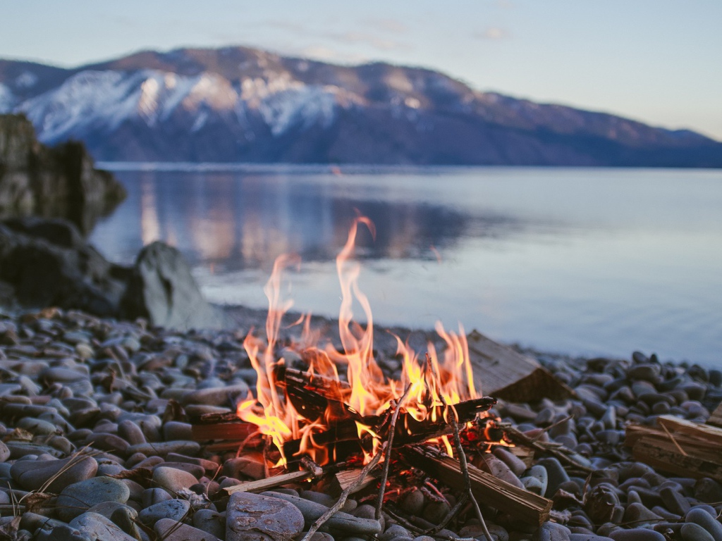 Костер на гальке у берега озера