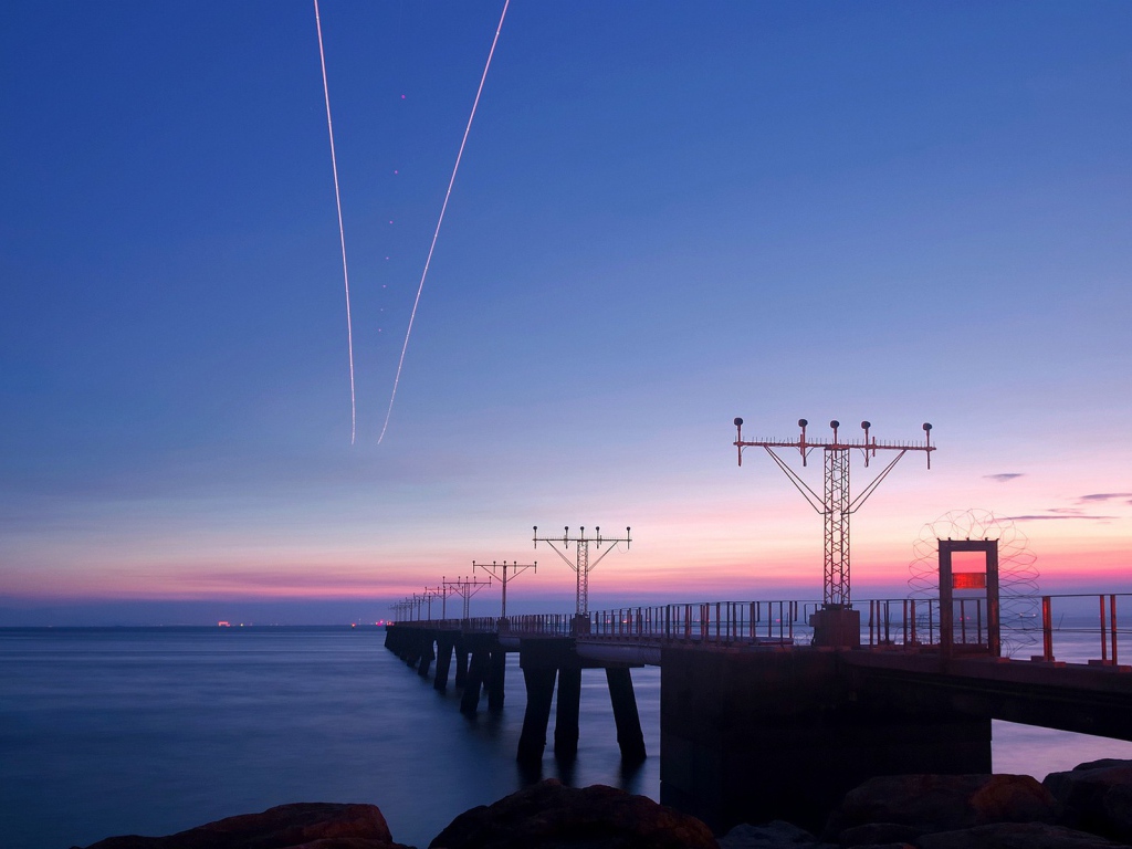 Мост с антеннами в заливе