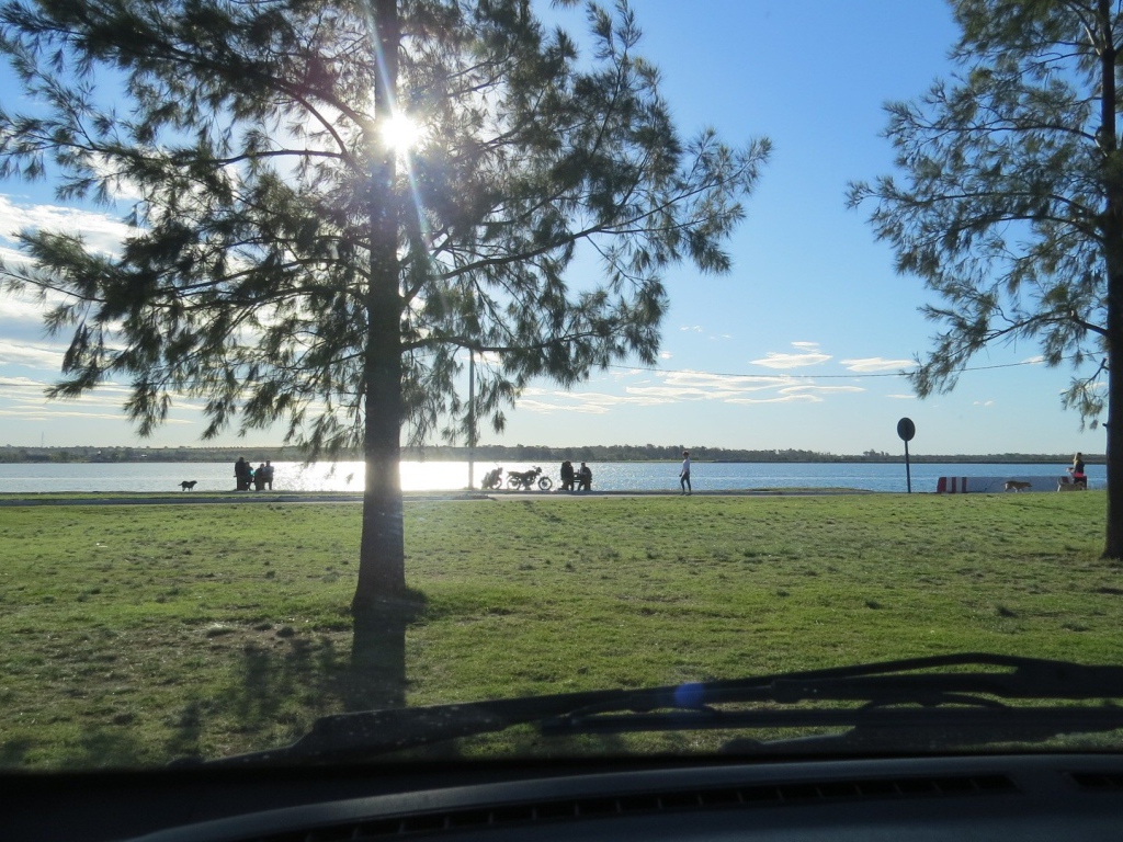 Яркое солнце на набережной