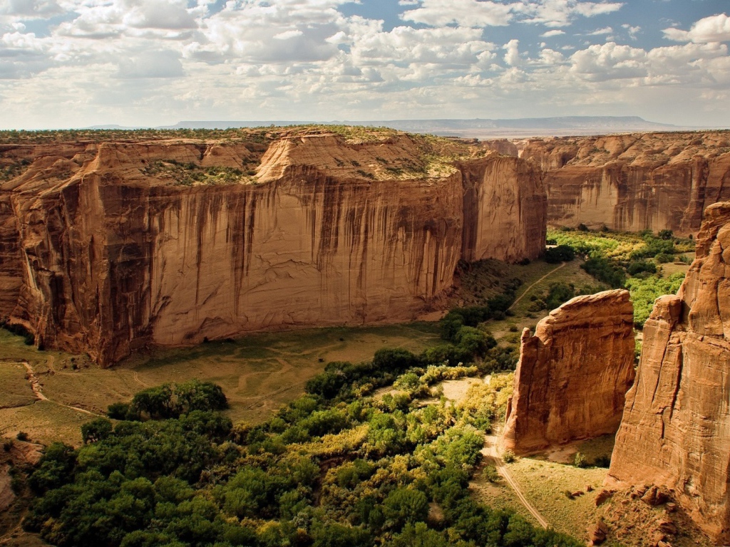 Отвесные скалы в каньоне