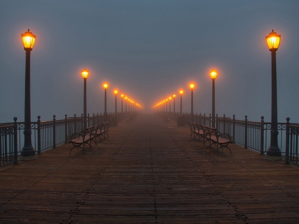 Вечерняя набережная уходит в туман