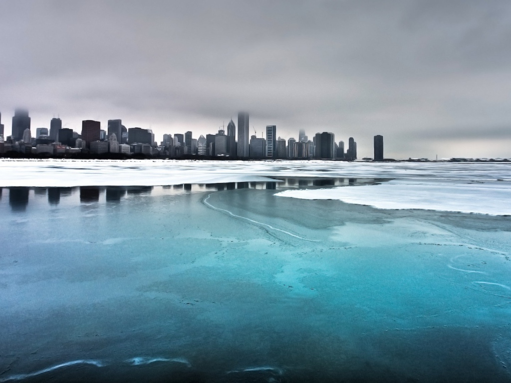 Замерзшее озеро у города