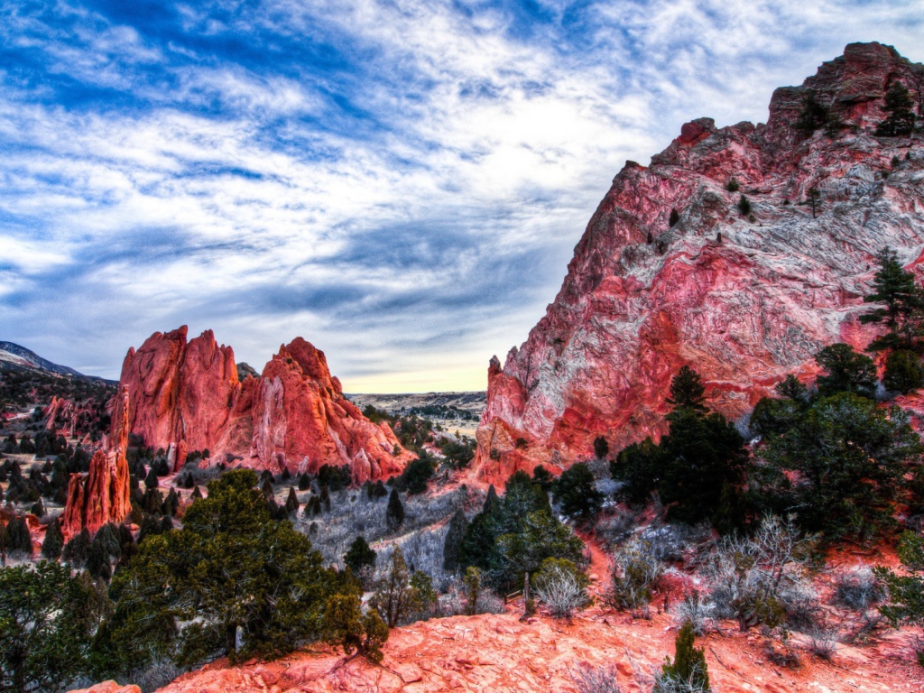Суровый пейзаж с красными скалами
