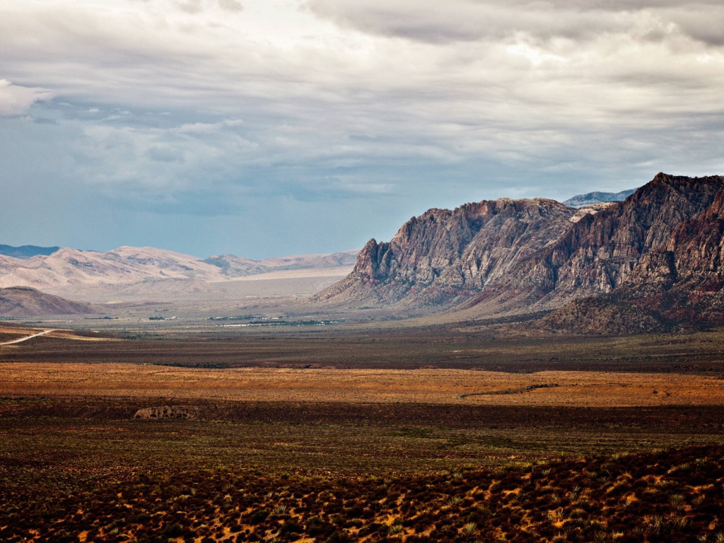 Неприветливая равнина между скалами