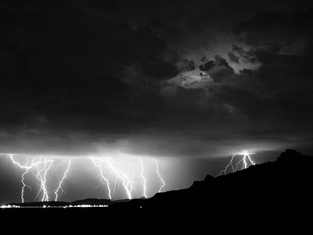 Монохромное фото грозы
