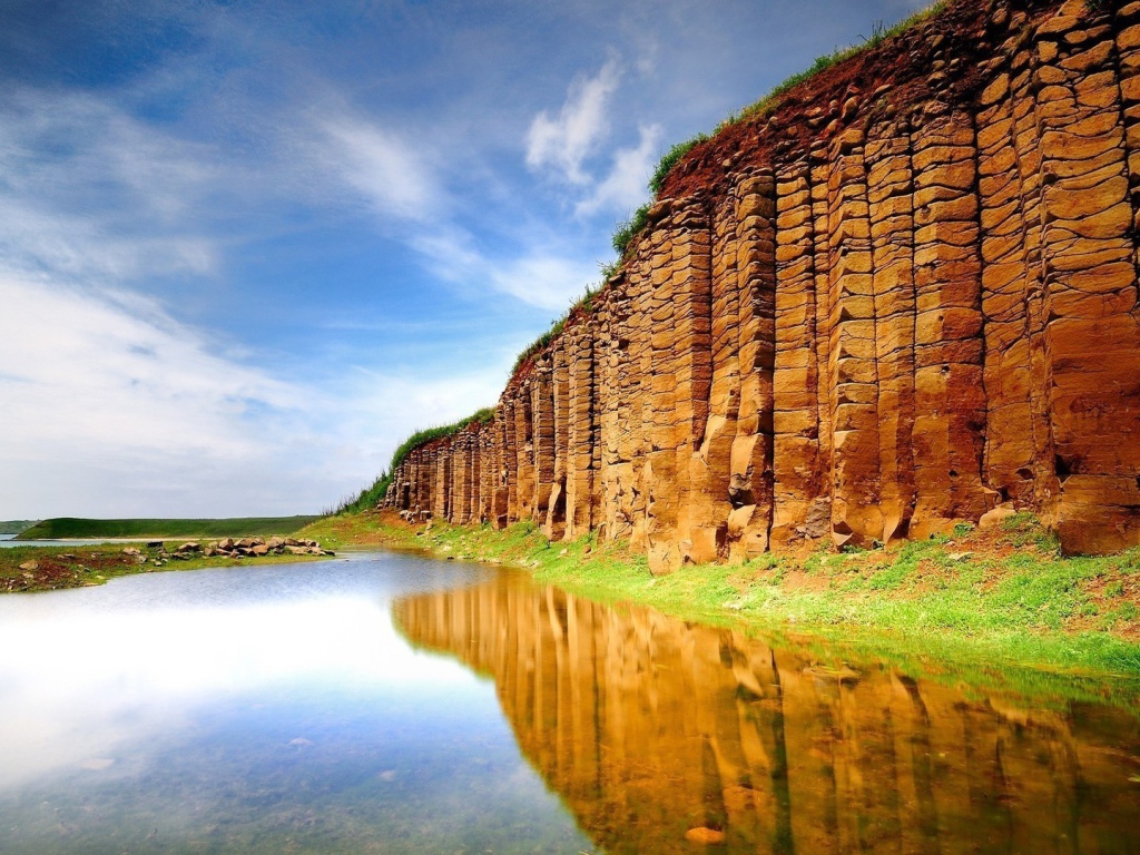 Природная стена из камня