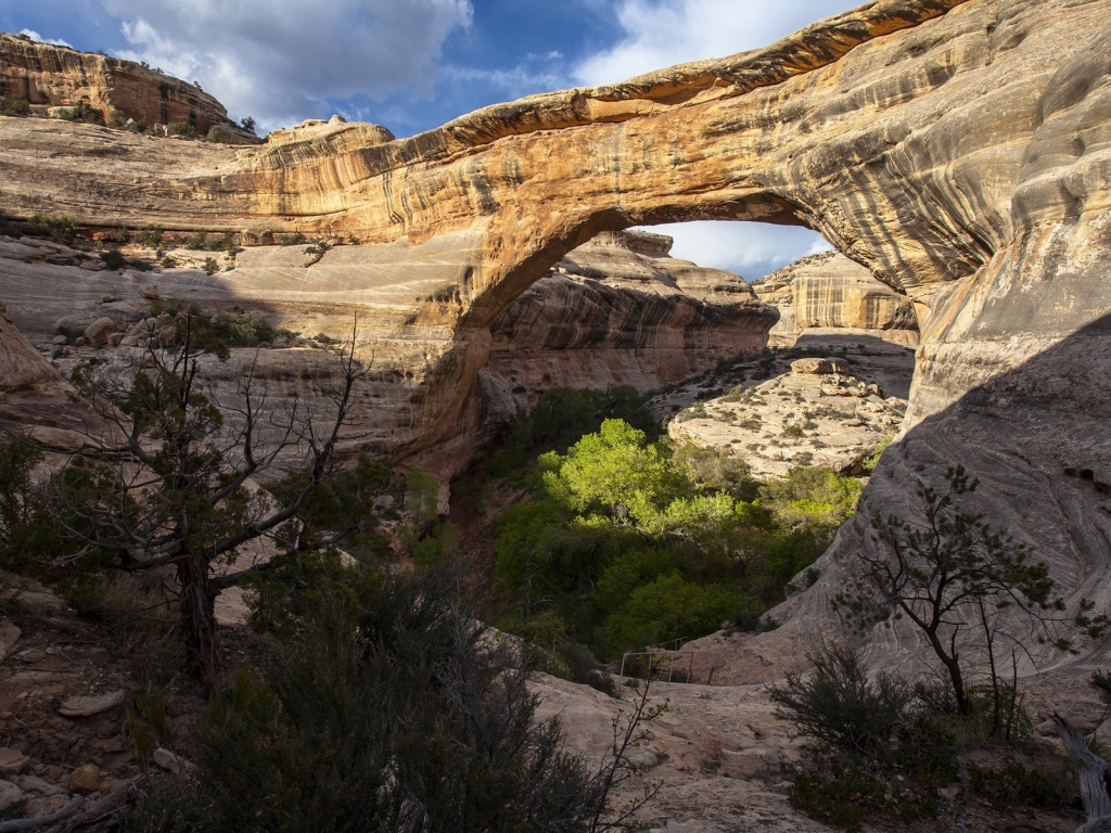 Проход под скалой в виде арки