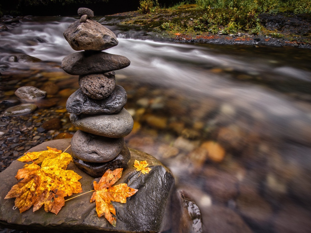 Стопка камней на валуне у ручья