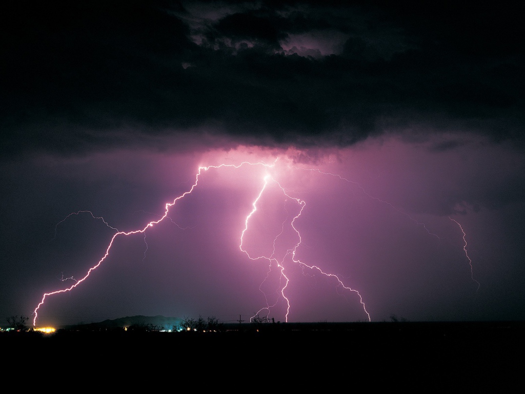 Розовая молния в черных облаках