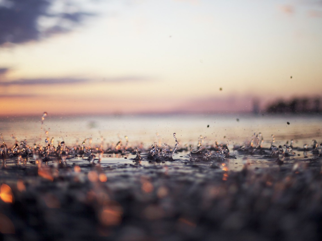 Капли дождя на мостовой