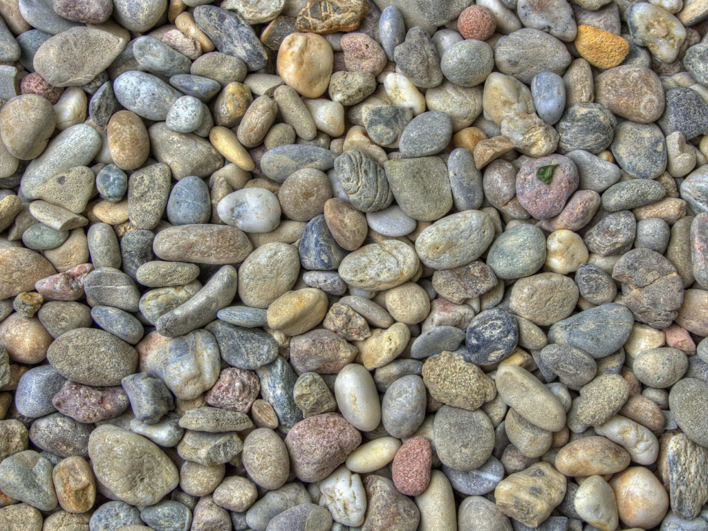 Гладкие камешки на берегу моря