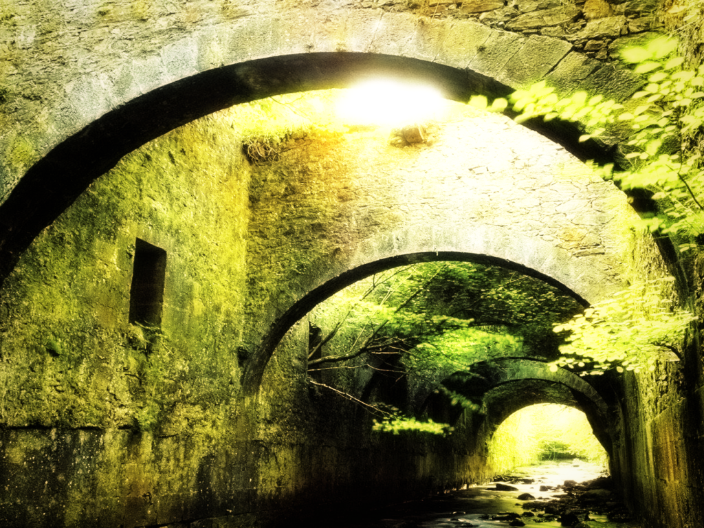 Каменные своды над ручьем