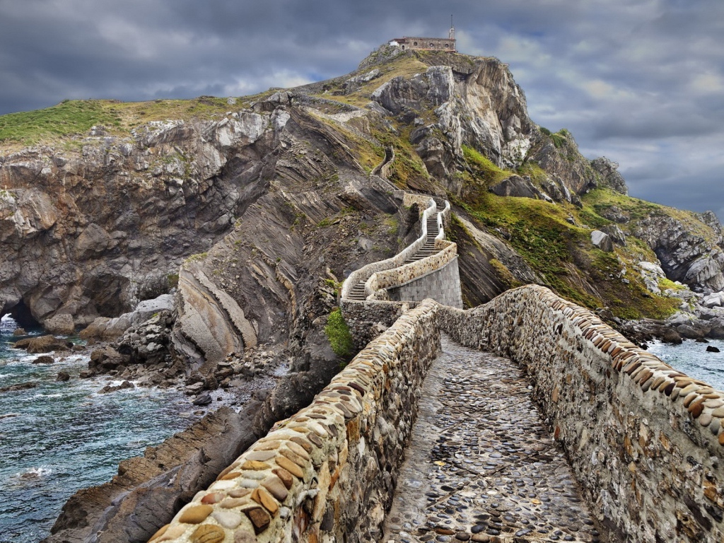 Каменная тропа на вершину холма над морем