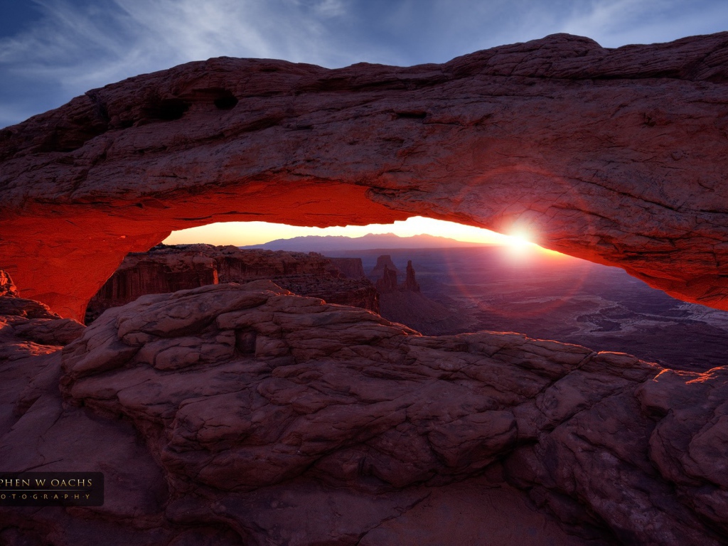 Восход солнца между скал