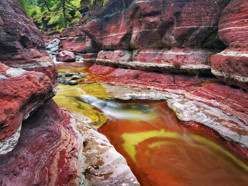 Поток воды среди красных скал
