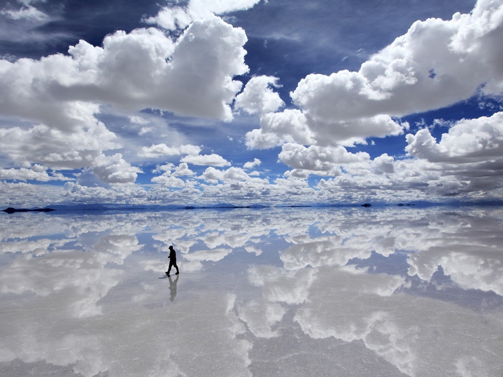 Человек идет между небом и землей