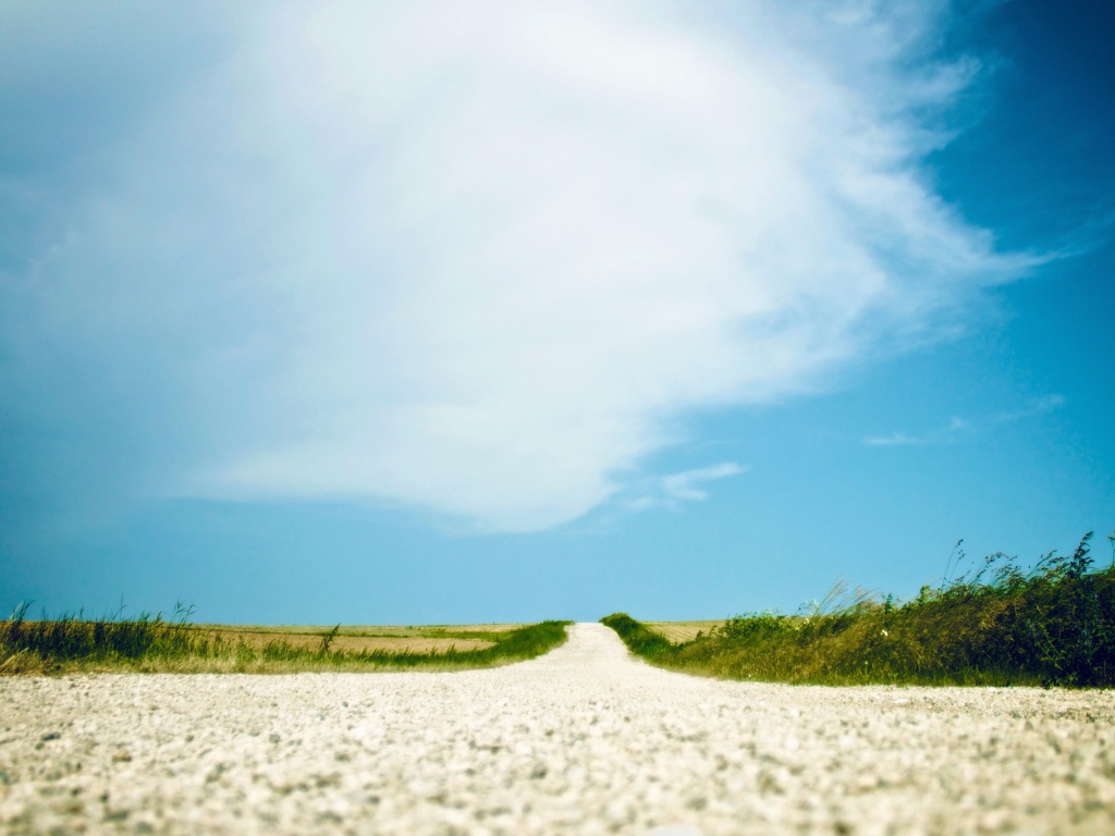 Дорога из белой гальки