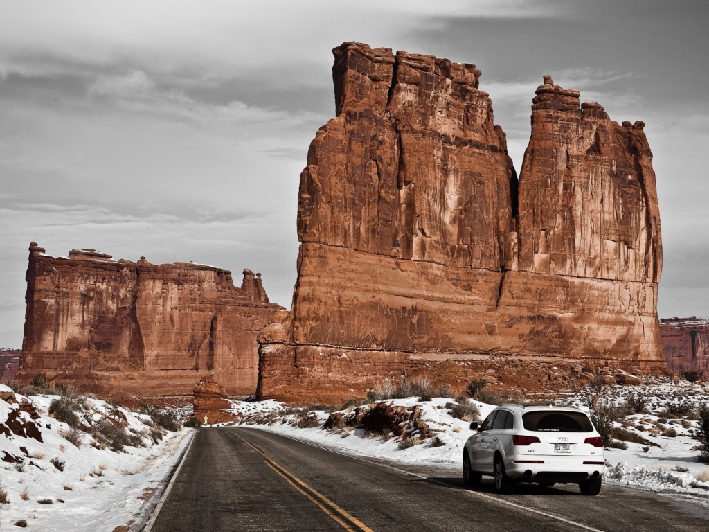 Вертикальная коричневая скала у дороги