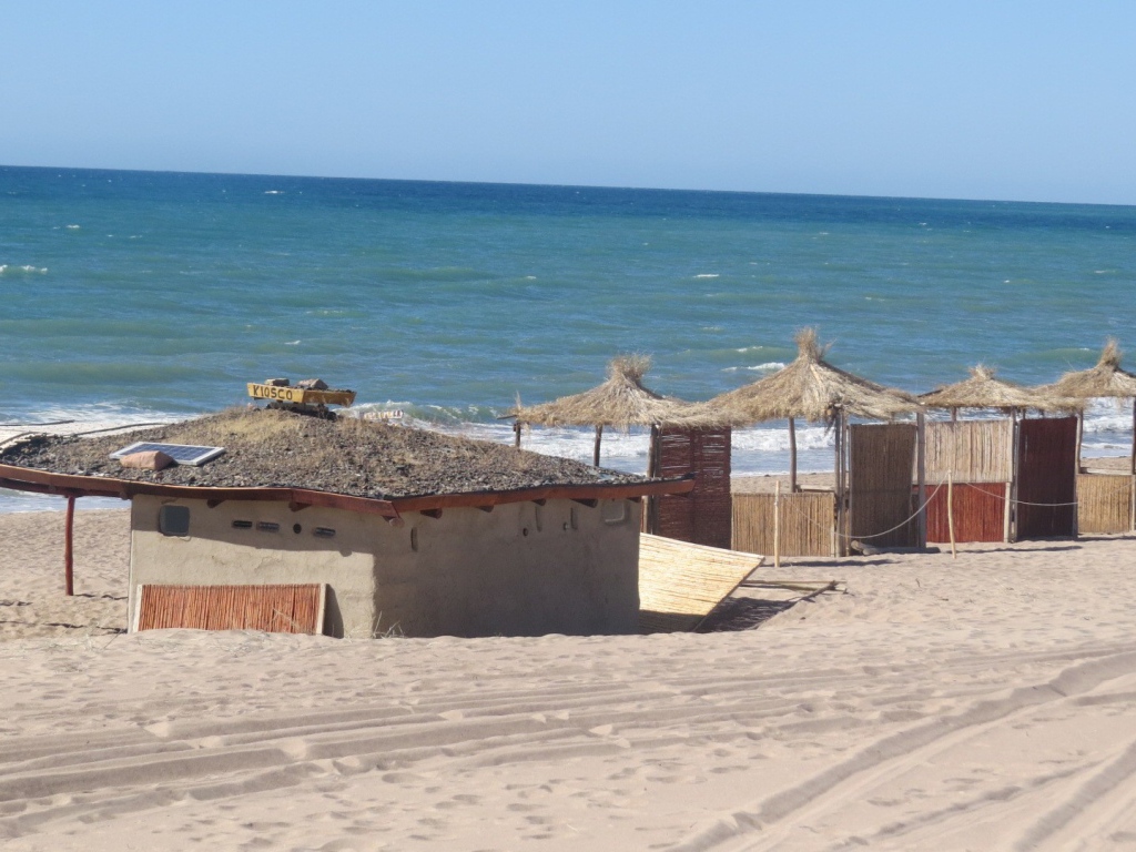 Пляжные домики из тростника