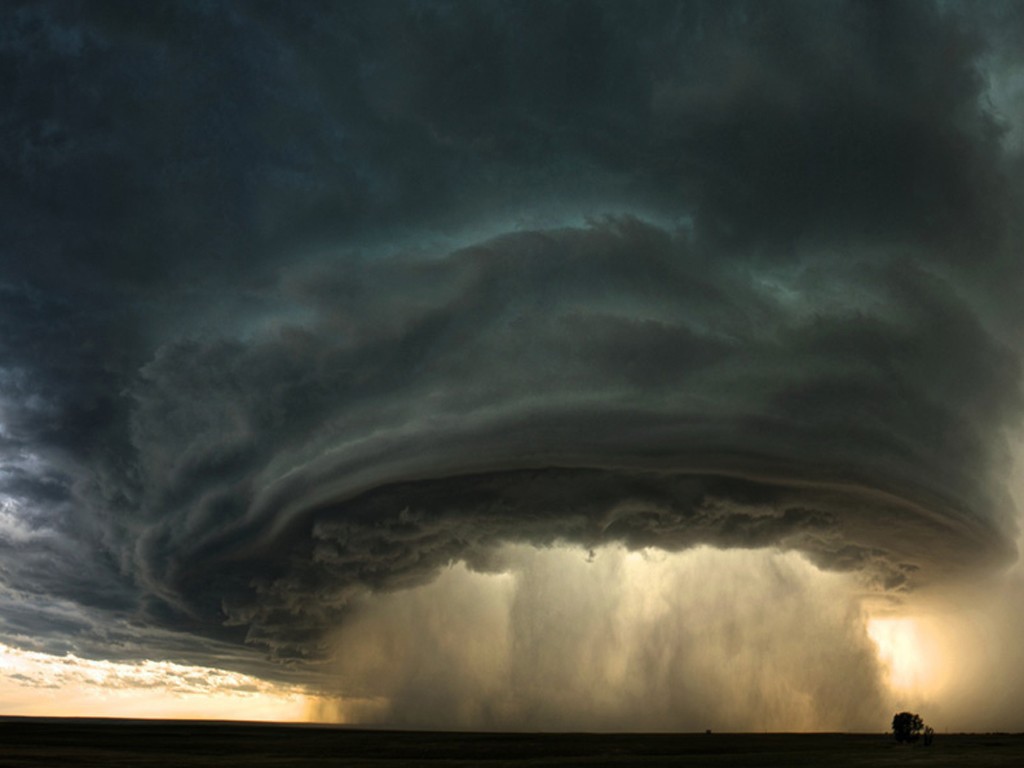 Сильный дождь из ураганного облака