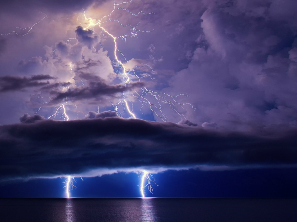 Молнии во время грозы