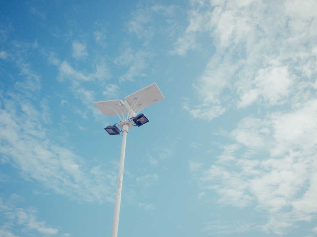 Современный уличный фонарь на фоне неба