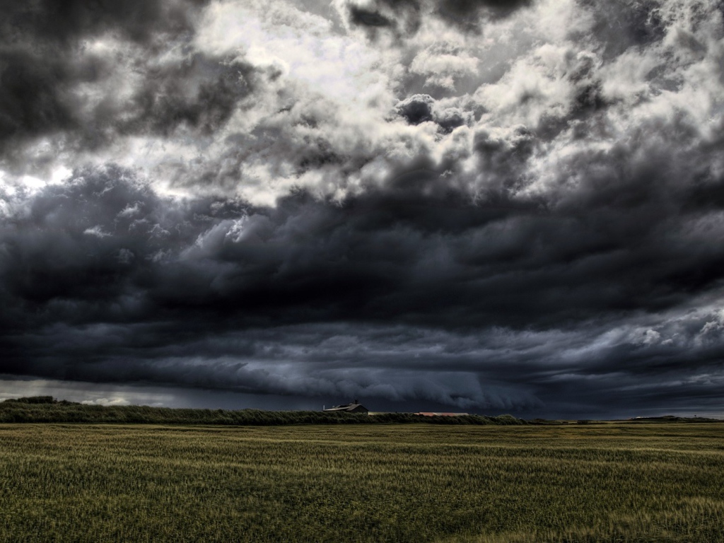 Мощный грозовой вал над фермой