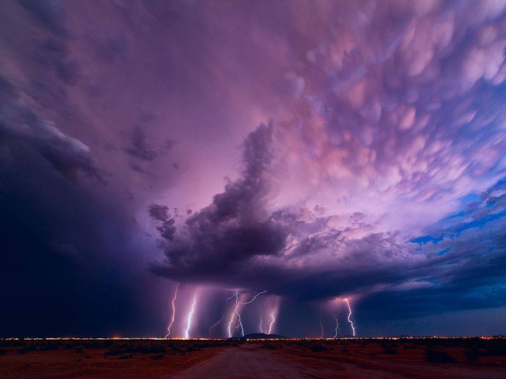 Молнии из сиреневого грозового облака