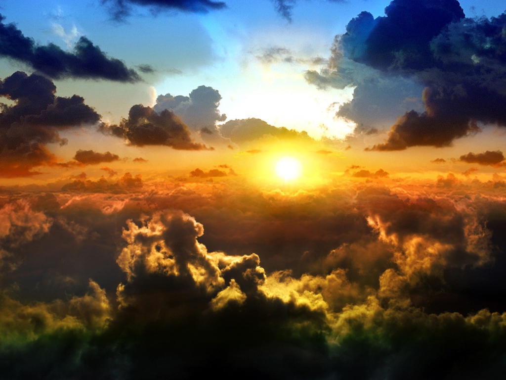 Солнце среди темных облаков над землей