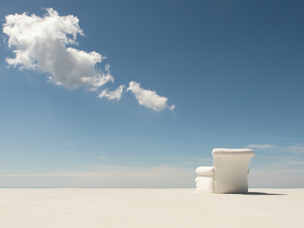 Кресло на белом песке пустыни