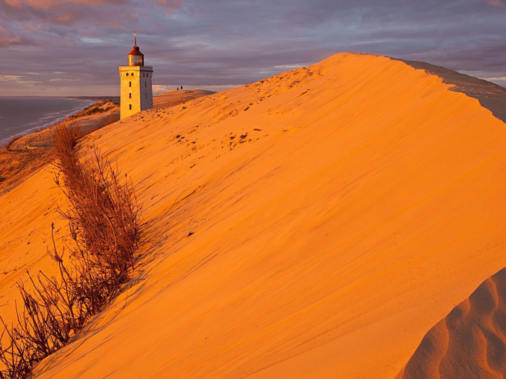 Маяк на границе пустыни и моря