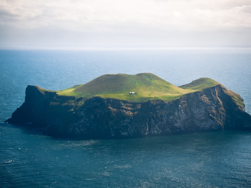 Остров недалеко от Исландии
