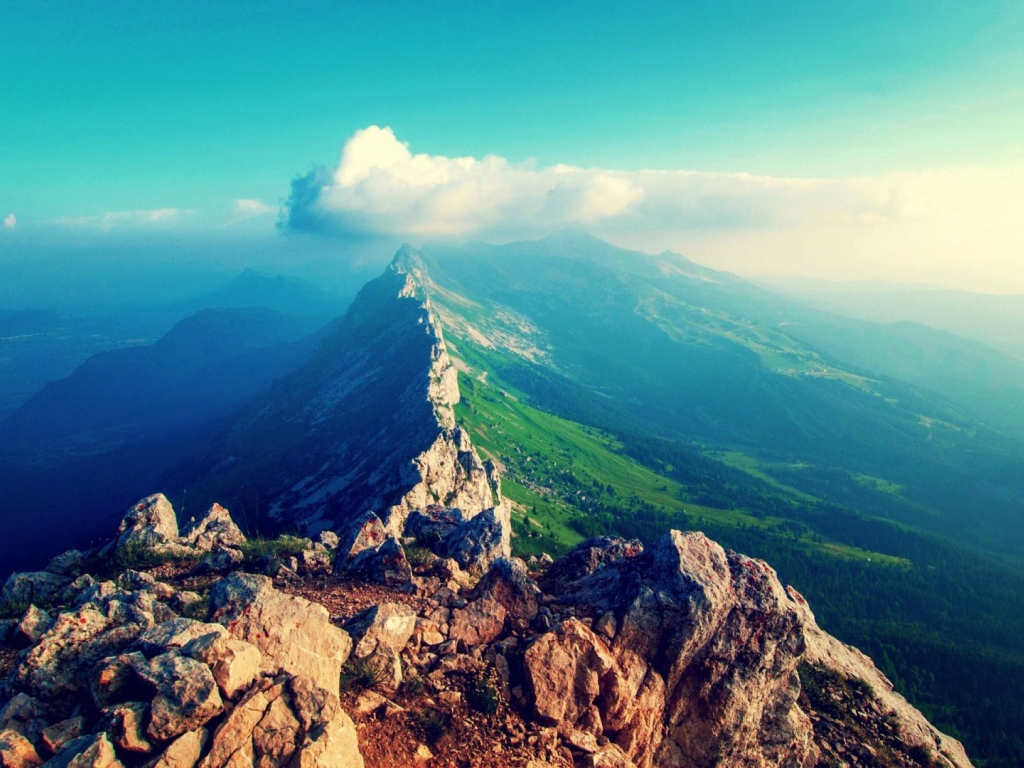 Облако пересекает горную гряду