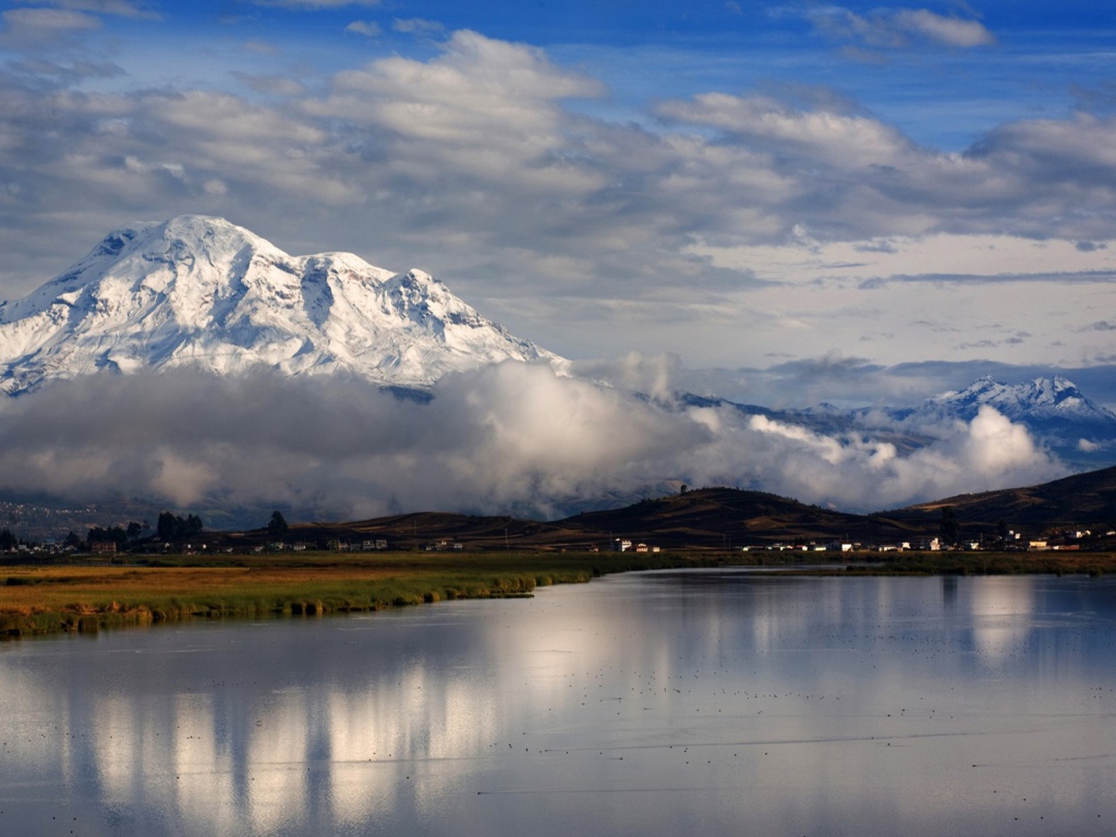 Облака между равниной и горной вершиной