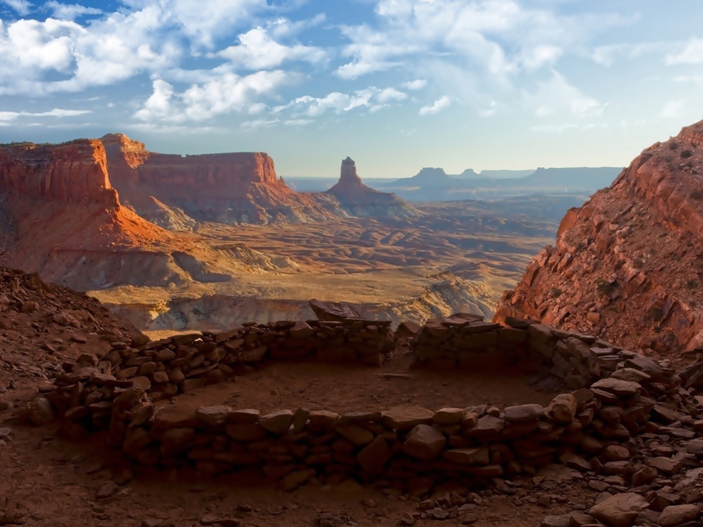 Постройка из камней в каньоне