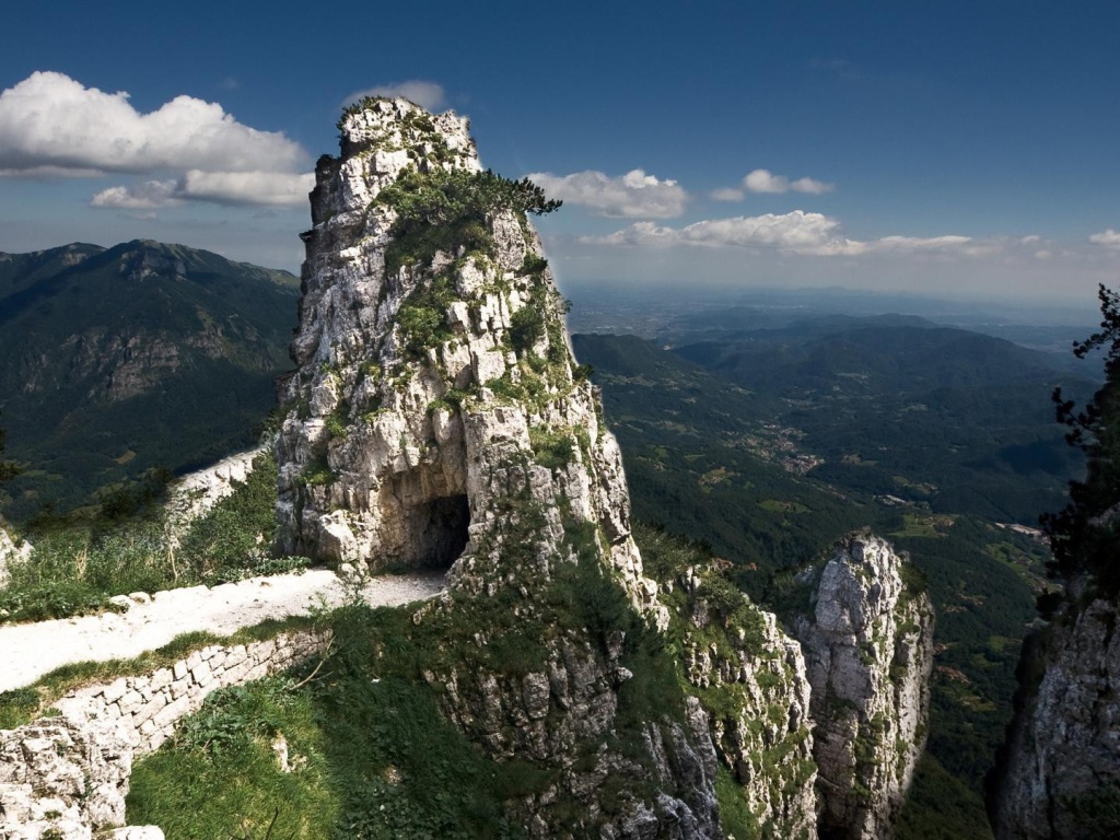 Меловые скалы поросли зеленью