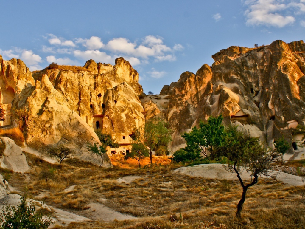 Жилье, высеченное в скале