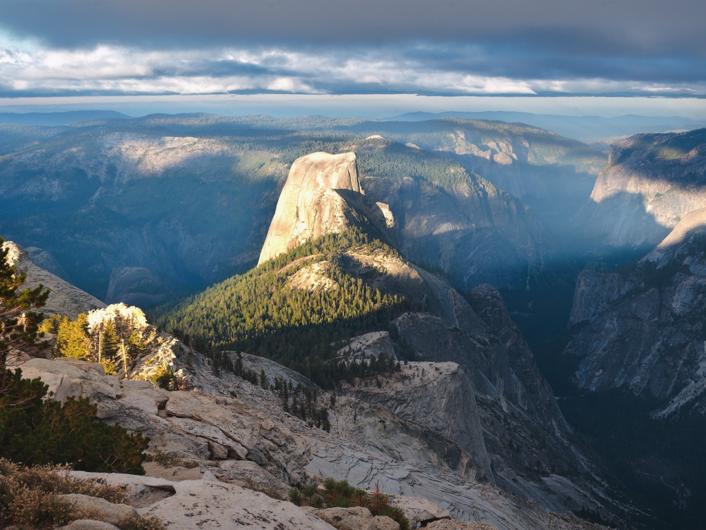 Горы освещенные солнцем